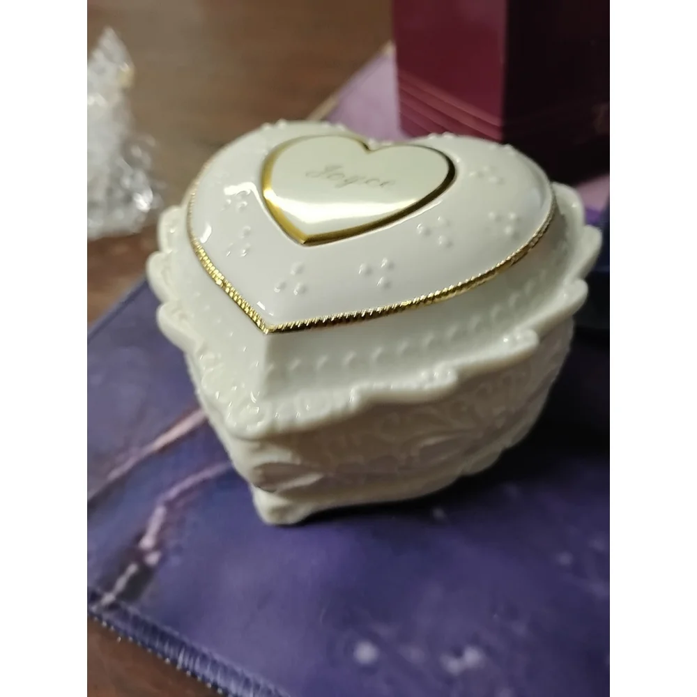 Ivory‎ Ceramic Gold Trim Covered Heart Shaped Trinket Jewelry Music Box 